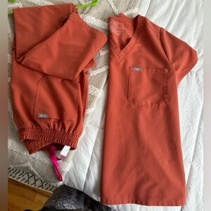 Small/small tall scrub set.